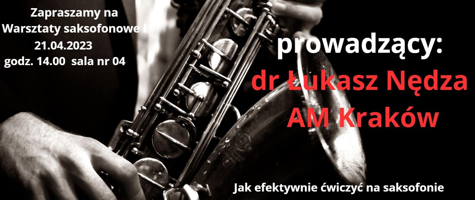 zdjęcie rąk i saksofonu czarno-białe i napis warsztaty saksofonowe Łukasz Nedza