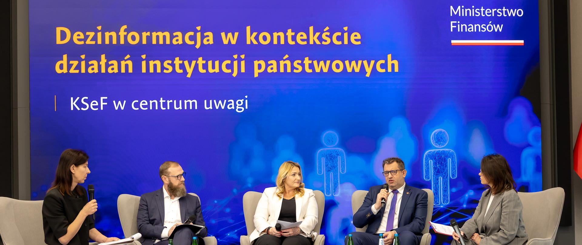 Dezinformacja w kontekście działań instytucji państwowych - KSeF w centrum uwagi - na zdjęciu uczestnicy debaty