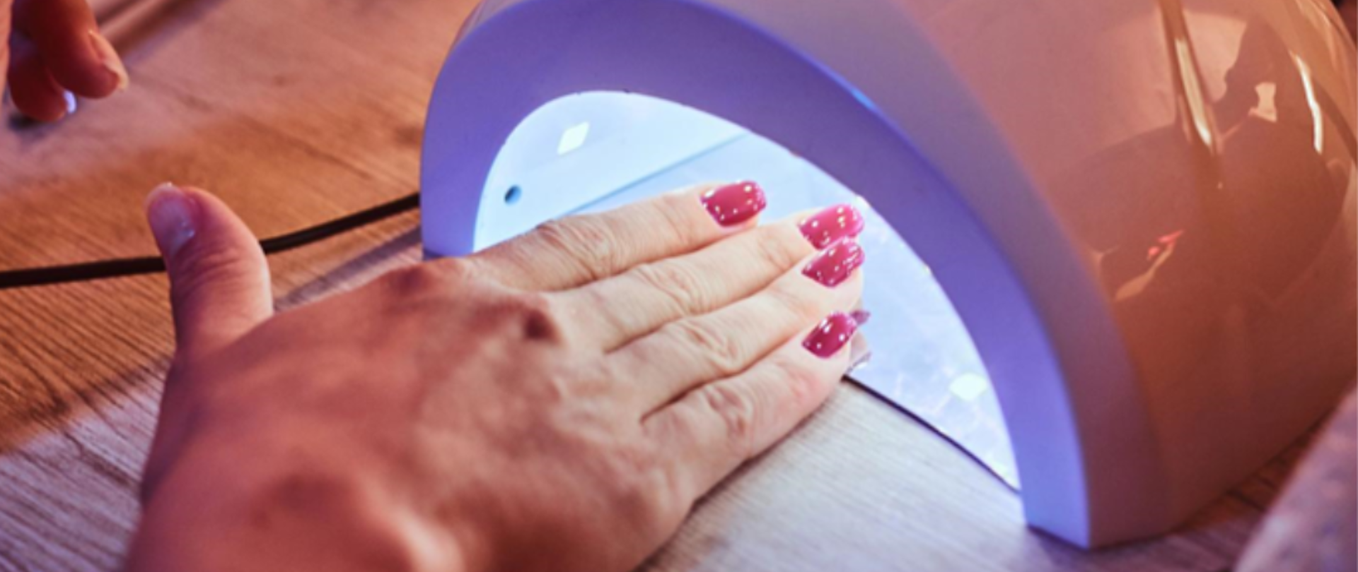 infografika, lampa uv do paznokci z dłonią 