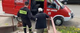 Strażak z OSP Łoniów pomaga dotrzeć kobiecie do punktu szczepień przeciwko Covid-19