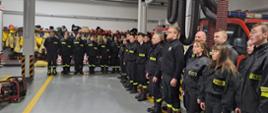 Na zdjęciu widać ustawionych w dwuszeregu strażaków Ochotniczych Straży Pożarnych powiatu puckiego, którzy ukończyli kurs podstawowy.