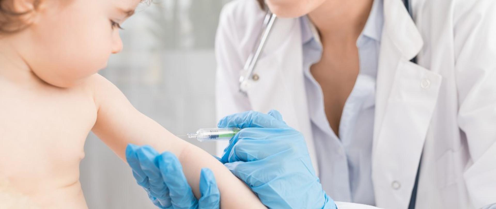 Zdjęcie przedstawia dziecka w trakcie szczepienia
