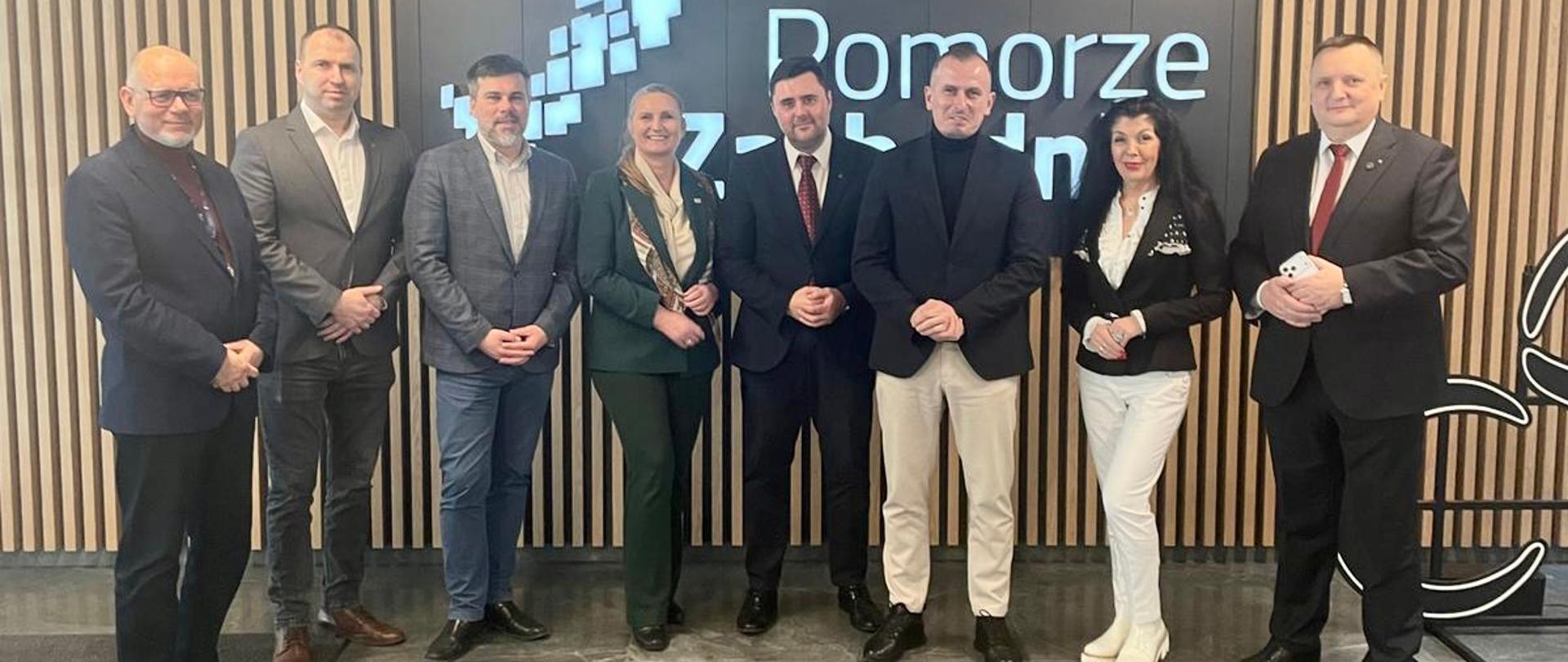 W spotkaniu uczestniczyli: Marcin Matusiak – p.o. Dyrektora Wydziału Rolnictwa i Rybactwa Urzędu Marszałkowskiego Województwa Zachodniopomorskiego, Dawid Adamski – Dyrektor Zachodniopomorski Ośrodek Doradztwa Rolniczego w Barzkowicach, Grzegorz Hejno – Dyrektor Oddziału Regionalnego w Koszalinie Kasa Rolniczego Ubezpieczenia Społecznego, Justyna Jakubowicz-Dziduch – Dyrektor Oddziału Terenowego w Szczecinie Krajowy Ośrodek Wsparcia Rolnictwa, Marcin Łapeciński – Członek Zarządu Województwa Zachodniopomorskiego, Anna Kusy-Łowicka – Zachodniopomorski Wojewódzki Inspektor Inspekcja Jakości Handlowej Artykułów Rolno-Spożywczych, Piotr Ruciński – p.o. Zastępcy Dyrektora Wydziału Programów Rozwoju Obszarów Wiejskich Urzędu Marszałkowskiego Województwa Zachodniopomorskiego oraz Stanisław Kuczyński – Dyrektor Zachodniopomorskiego Oddziału Regionalnego Agencja Restrukturyzacji i Modernizacji Rolnictwa.