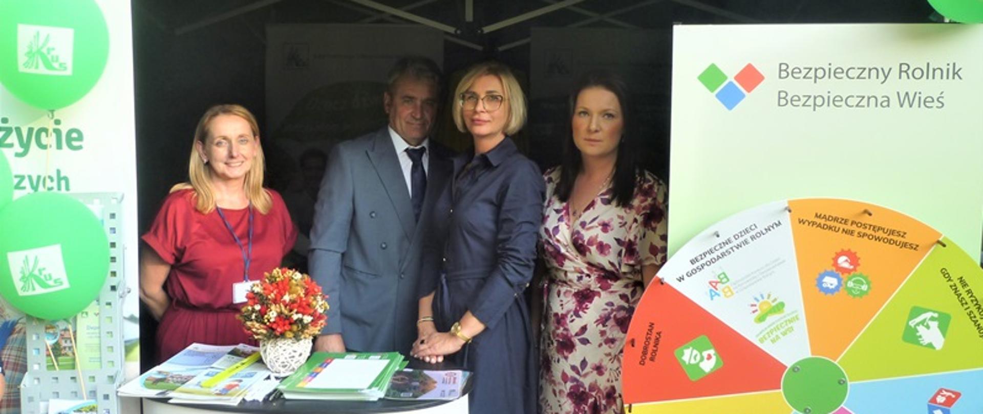 Przy stoisku prewencyjnym KRUS od lewej stoją: Pracownicy PT KRUS w Przeworsku – od lewej: Pani Katarzyna Futoma, Pan Ireneusz Fujarowicz oraz Pani Aneta Dąbrowa Kierownik PT KRUS w Przeworsku, Pani Michalina Bilska Bilska – Z-ca Kierownika PT KRUS w Przeworsku
