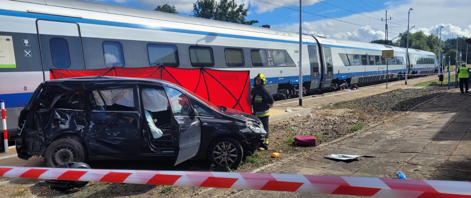 Zderzenie pociągu z osobówką w Miłogoszczy. Wrak pojazdu