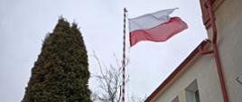 powiewająca na maszcie przed budynkiem straży flaga
