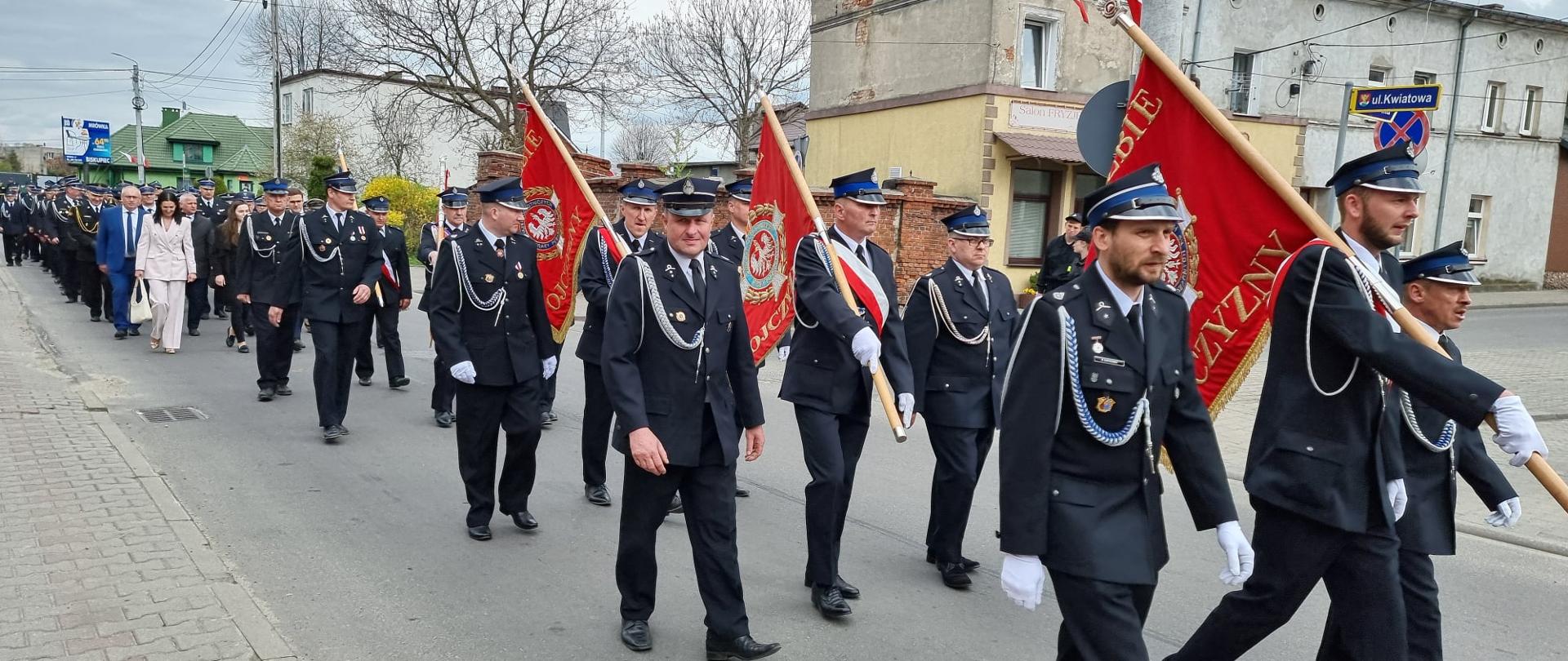 Powiatowy Dzień Strażaka w Biskupcu przemarsz stażaków 
