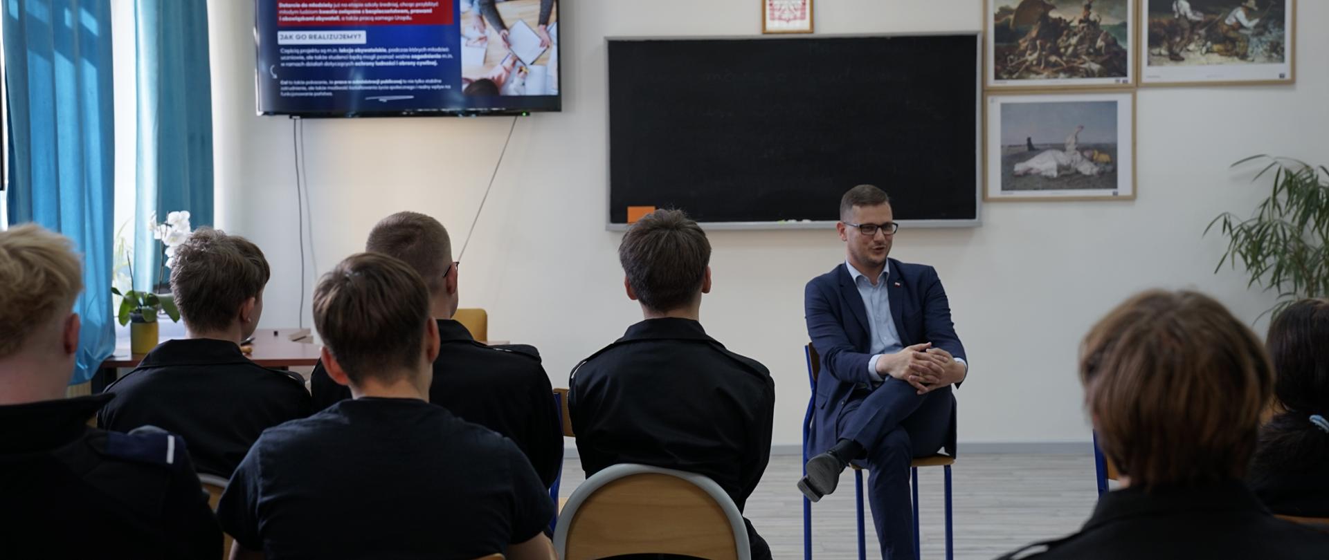 Wojewoda Michał Sztybel prowadzi lekcję obywatelską z młodzieżą w Liceum Ogólnokształcącym im. Tadeusza Kotarbińskiego w Sępólnie Krajeńskim