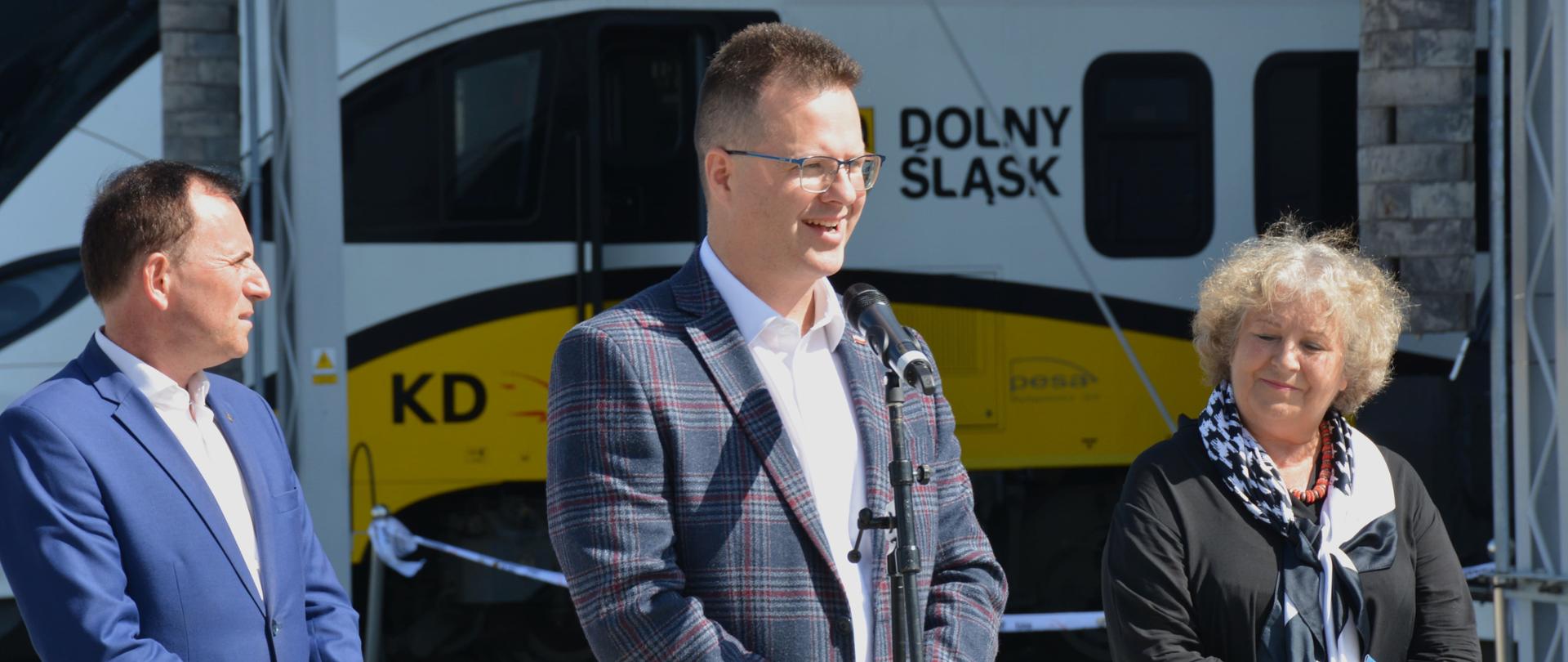 Wiceminister infrastruktury Andrzej Bittel w trakcie konferencji prasowej