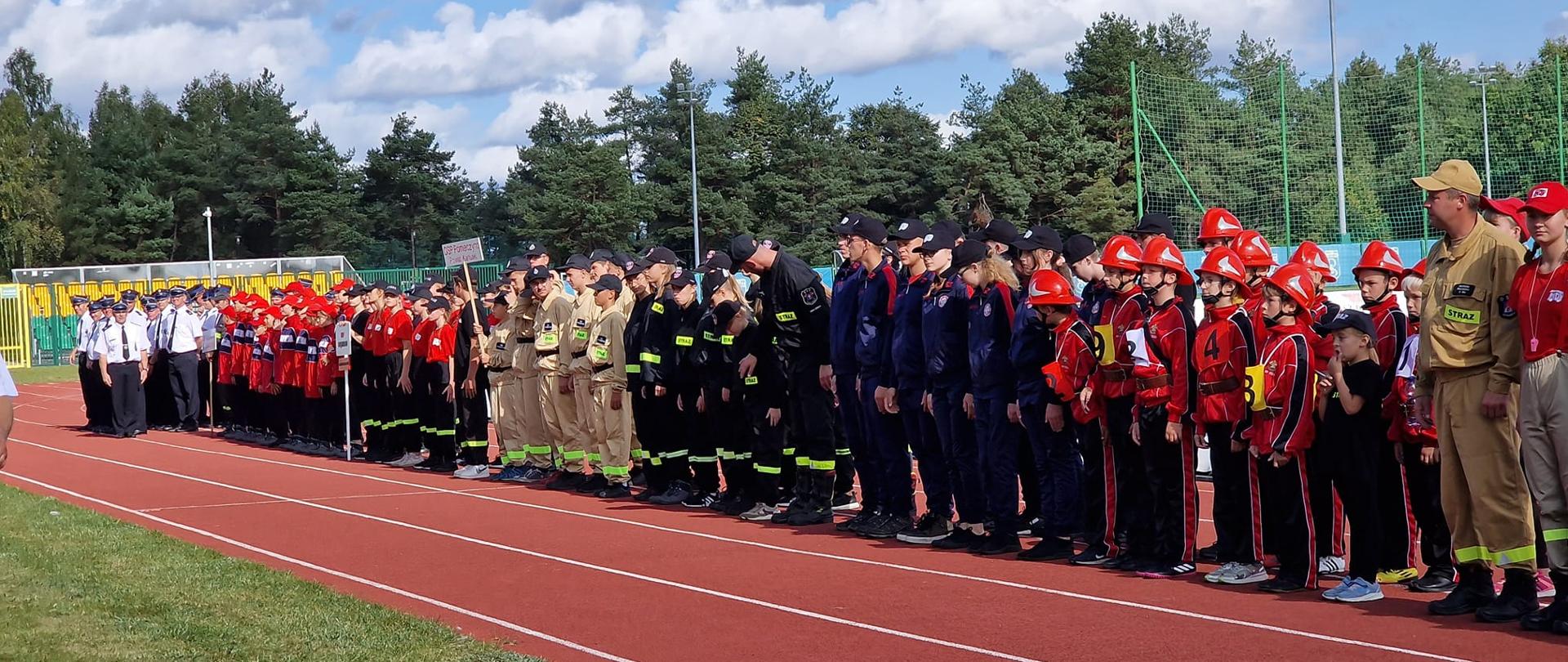 Ustawione w szeregu drużyny MDP na zbiórce przed zawodami
