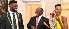 Prezydent Cyril Ramaphoza z kapitanem drużyny narodowej Rugby Siya Kolisi i Zozibini Tunzi