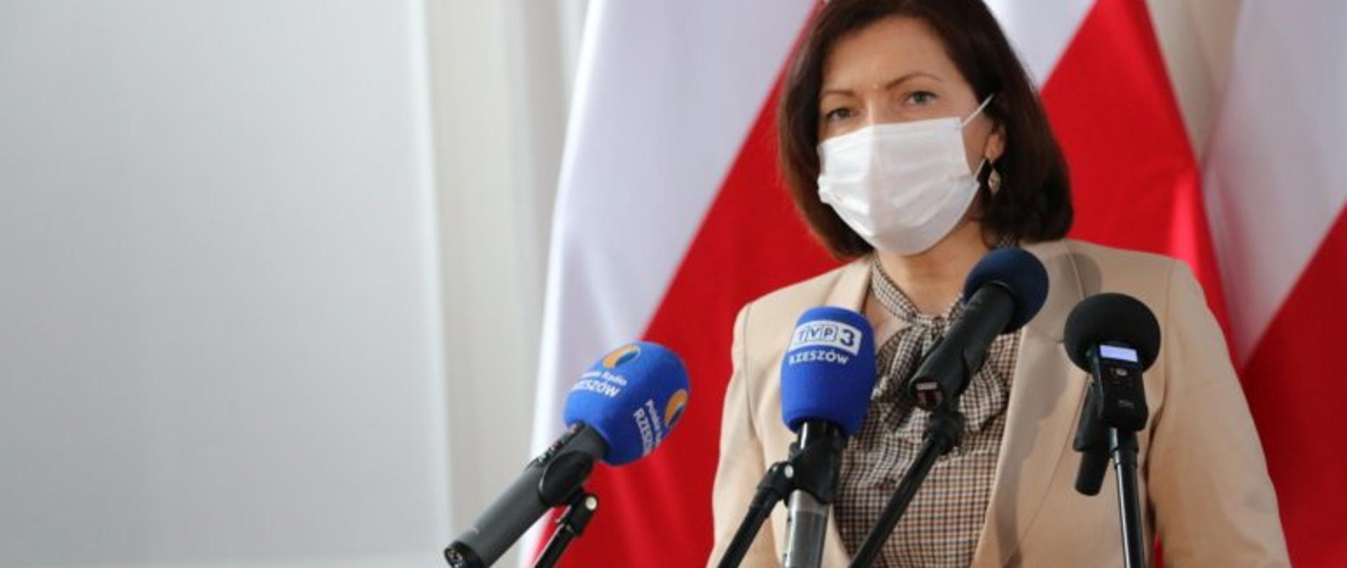 Wojewoda podkarpacki na konferencji prasowej dotyczącej Funduszu Rozwoju Przewozów Autobusowych