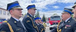 Zdjęcie przedstawia moment wręczania awansów dla strażaków przez Zastępcę Komendanta Wojewódzkiego PSP we Wrocławiu przez st. bryg. Bogusława Bruda w asyście Komendanta Powiatowego PSP w Lwówku Śląskim st. bryg. Mariusza Mroza. 