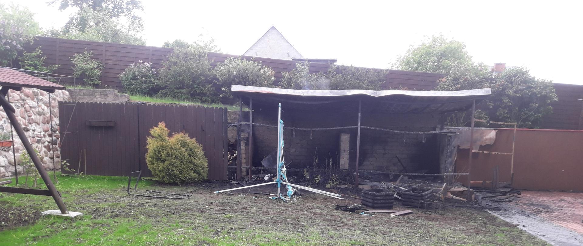 Szkielet spalonego budynku gospodarczego