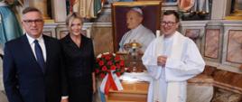Relikwie_św_Jana_Pawła_II_w_Kościele_sw_Mikolaja_w_Logatcu_-_na_zdjeciu_Ks_Rafał_Kędzierski_oraz_Ambasador_Krzysztof_Olendzki_i_Joanna_Olendzka