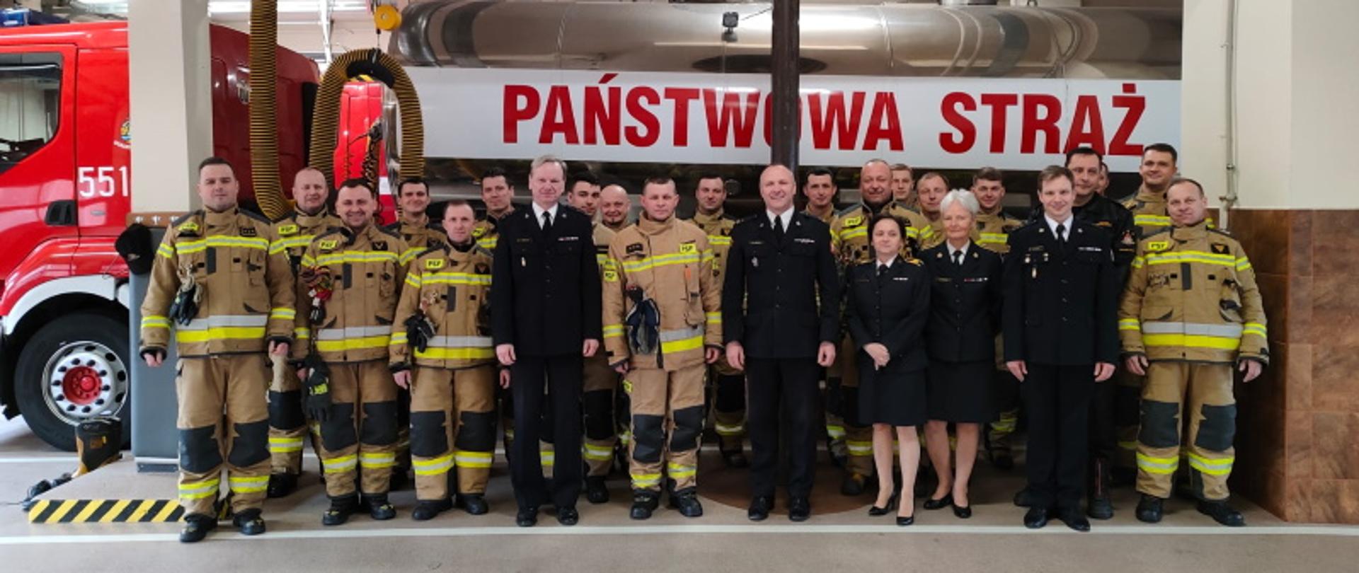 Funkcjonariusze KP PSP w Stalowej Woli z asp. sztab Waldemarem Jandą