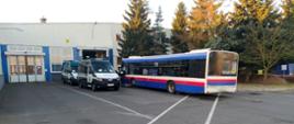 Kontrole stanu technicznego autobusów przeprowadzano na okręgowych stacjach kontroli pojazdów. Na zdjęciu autobus miejski przed wjazdem do stacji kontroli pojazdów. Obok dwa furgony ITD.