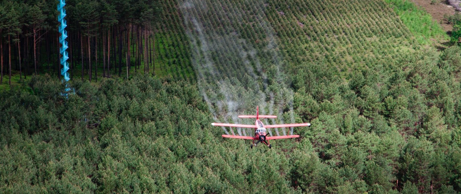 Zdjęcie przedstawia przebieg chemicznego zabiegu agrolotniczego.