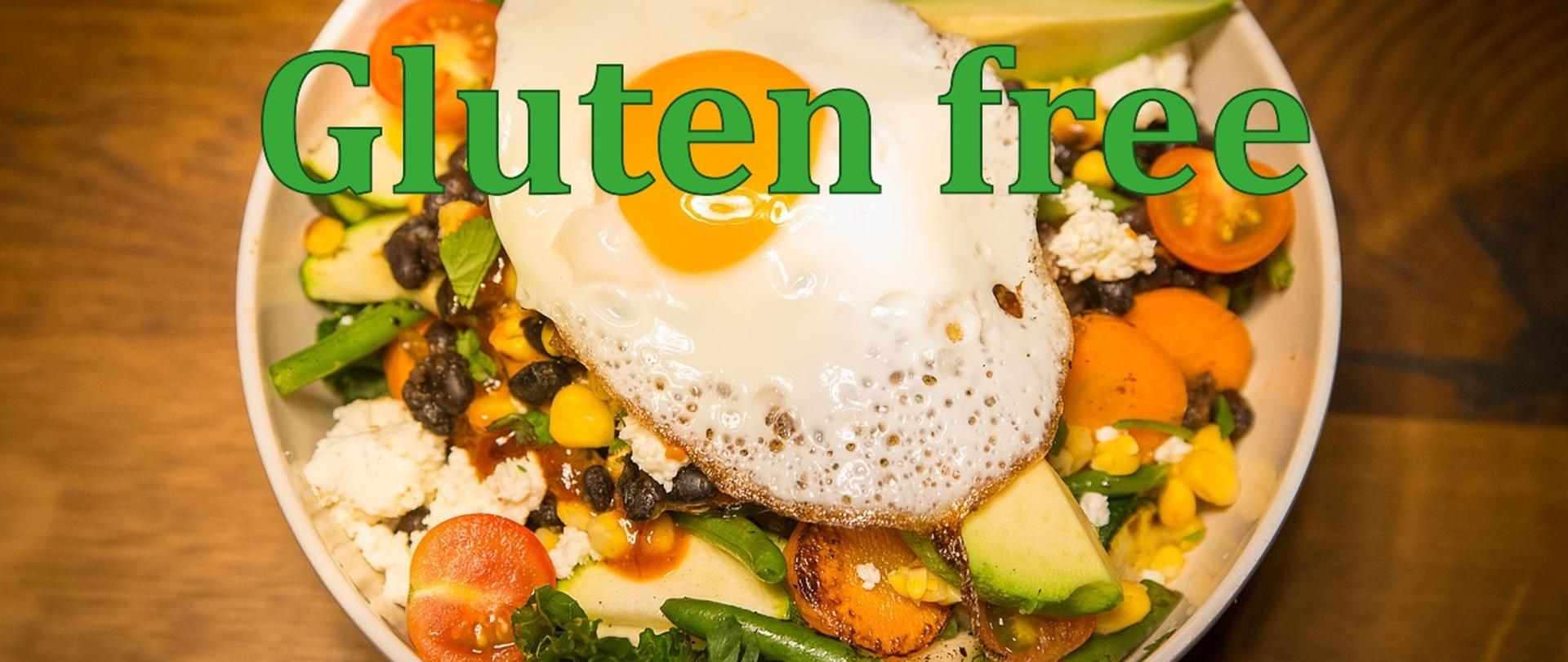 na zdjęciu talerz pełen warzyw na których leży jajko sadzone