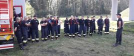 Na zdjęciu druhowie OSP oraz strażacy z JRG Brzeziny podczas omawiania założenia do ćwiczeń. Pierwszy od prawej dowódca JRG Brzeziny mł. bryg. Emil Deka. Miejsce koncentracji Dmosin, gm. Dmosin.