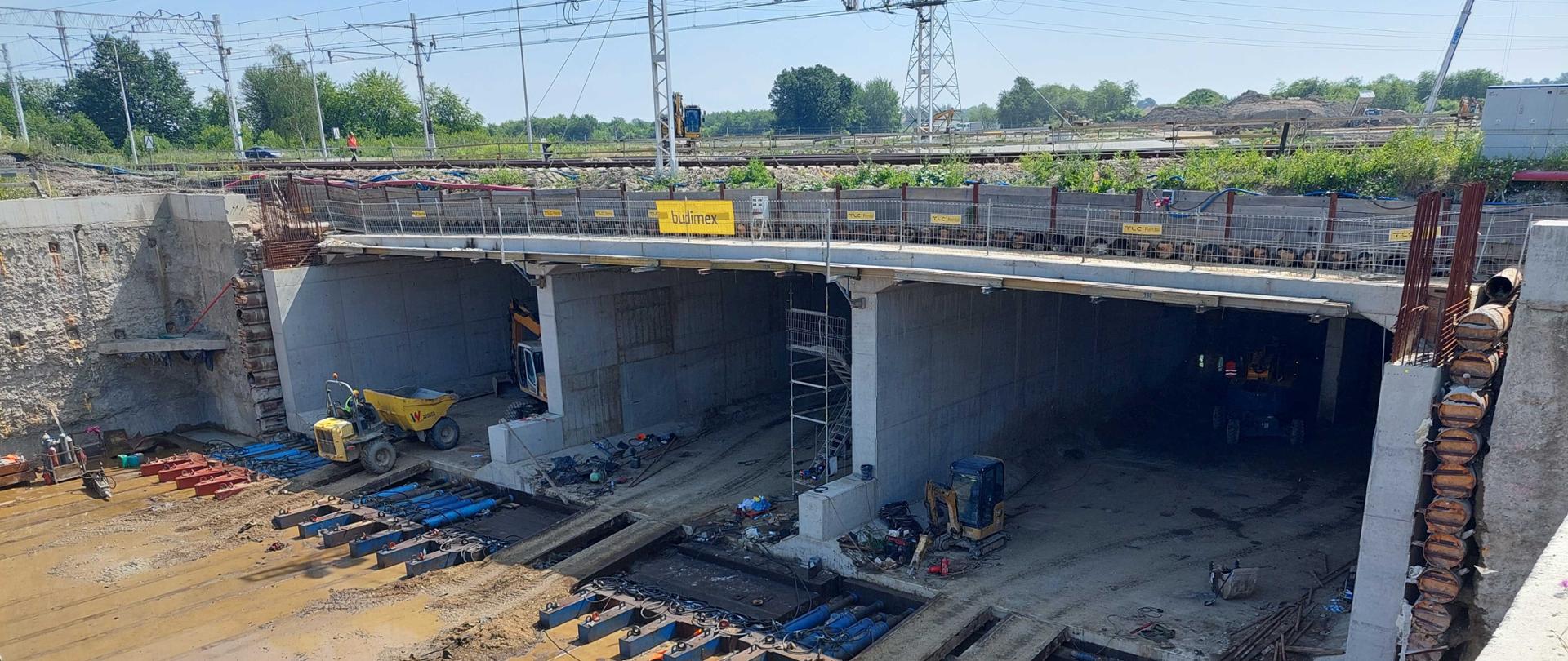 Segment przeciśnięty pod torami w Oświęcimiu, przed segmentem obniżenie, nad segmentem linia kolejowa