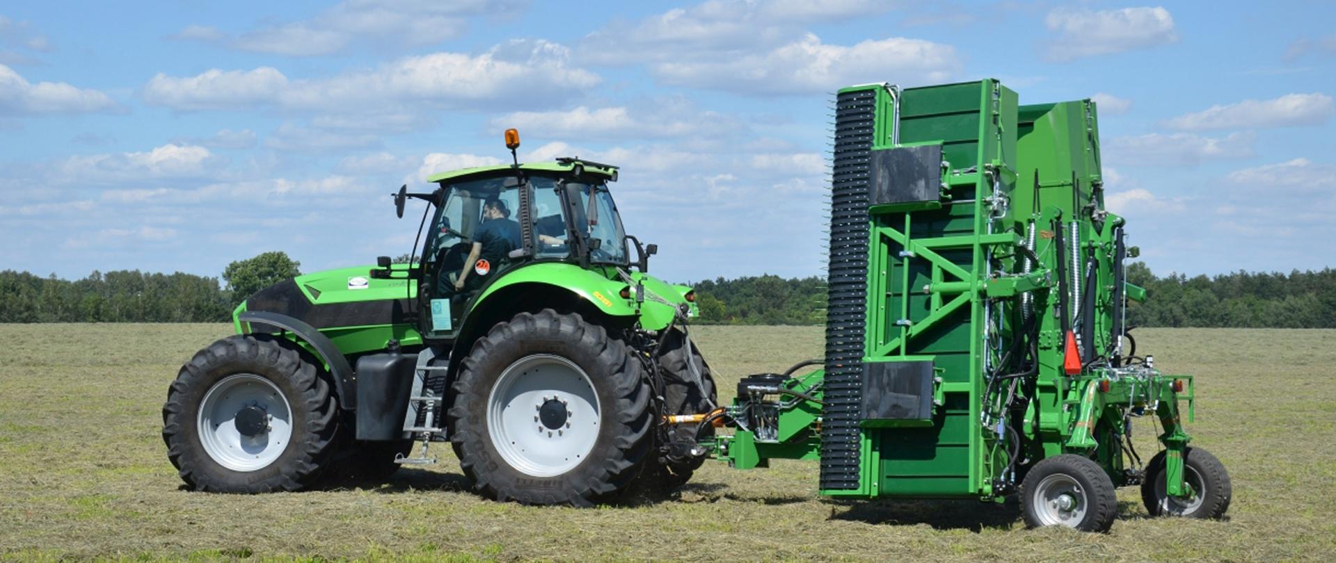 Zgrabiarka podbieraczowo-taśmowa z mechatronicznym systemem sterowania zespołami roboczymi i rejestracją plonu podczas transportu