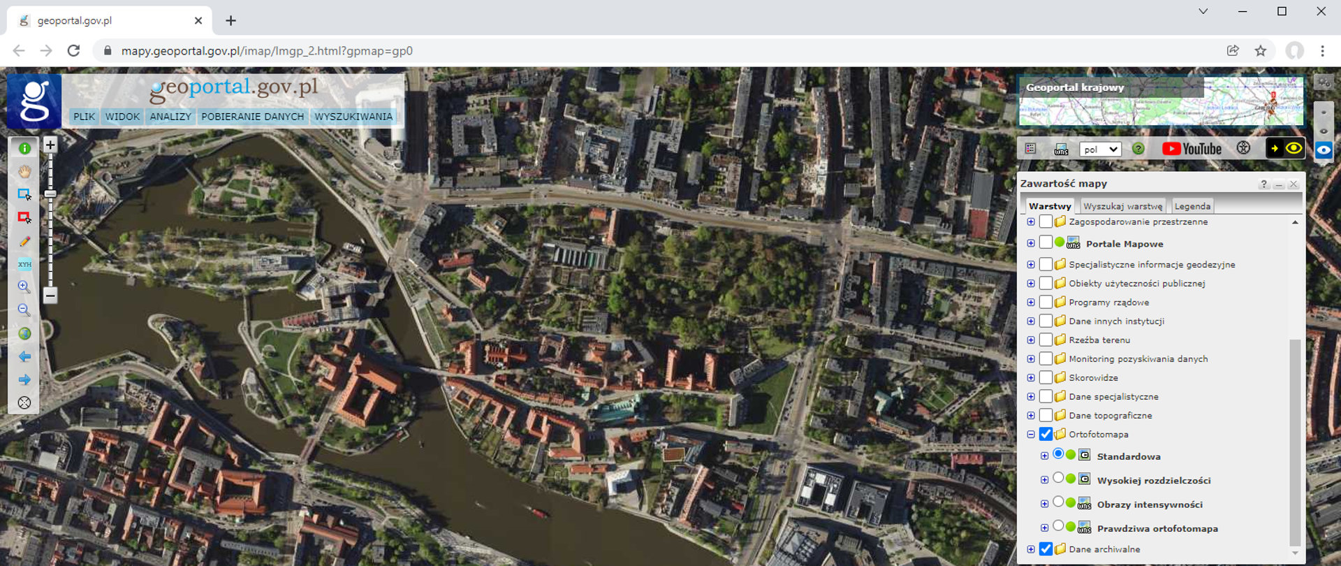 Rysunek przedstawia zrzut ekranu z serwisu www.geoportal.gov.pl prezentujący ortofotomapę dla miasta Wrocławia.