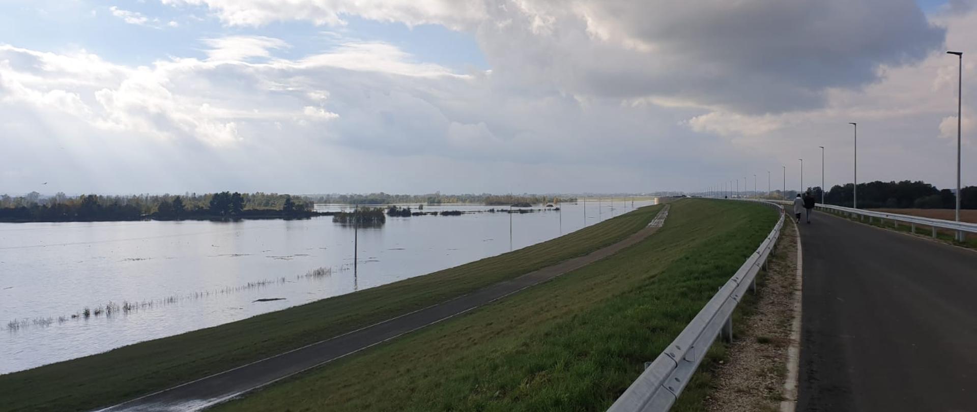 Zdjęcie zrobione z wału przeciwpowodziowego. W tle zalany zbiornik "Racibórz Dolny"