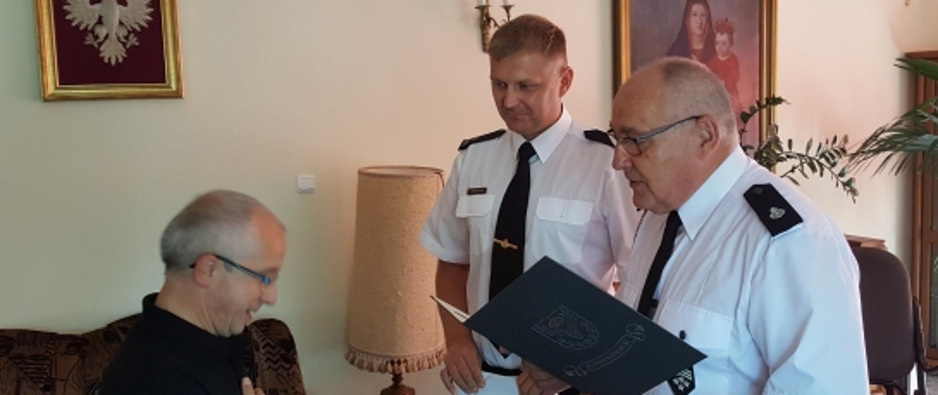 Nowy Duszpasterz Strażaków PSP i OSP w Powiecie Kozienickim ks. kan. Szymon Mucha wraz z Komendantem Powiatowym PSP w Kozienicach mł. byrg. Kamilem Bieńkowskim i starostą kozienickim p. Andrzejem Jungiem podczas wręczania nominacji.
