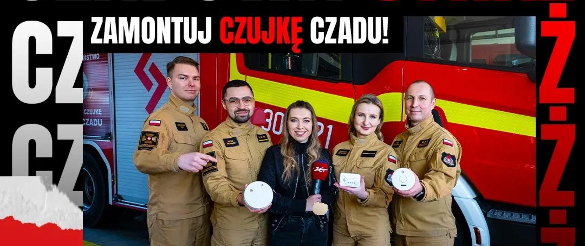 Grafika kampanii "Czadowa Straż" przedstawiająca zdjęcie kobiety z mikrofonem obok której po obu stronach stoją funkcjonariusze PSP trzymający w dłoniach czujki czadu. Wszyscy stoją na tle samochodu bojowego PSP. Na górze napis "Czadowa Straż", poniżej napis "Zamontuj czujkę czadu". U dołu po prawej logo PSP