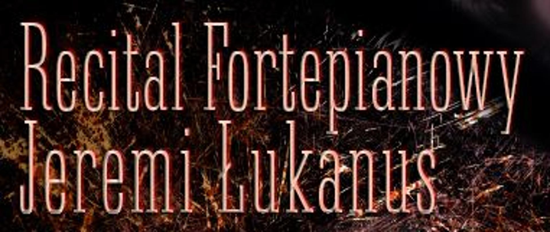 Plakat na ciemnym tle, z portretowym zdjęciem Jeremi Lukanusa, wraz z sczegółowymi informacjami dotyczącymi recitalu fortepianowego w Dusznikach Zdroju 04 czerwca 2023 r. oraz logami patronów i sponsorów na dole plakatu