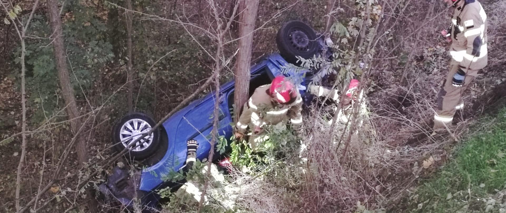 Samochód w rowie i trzech strażaków