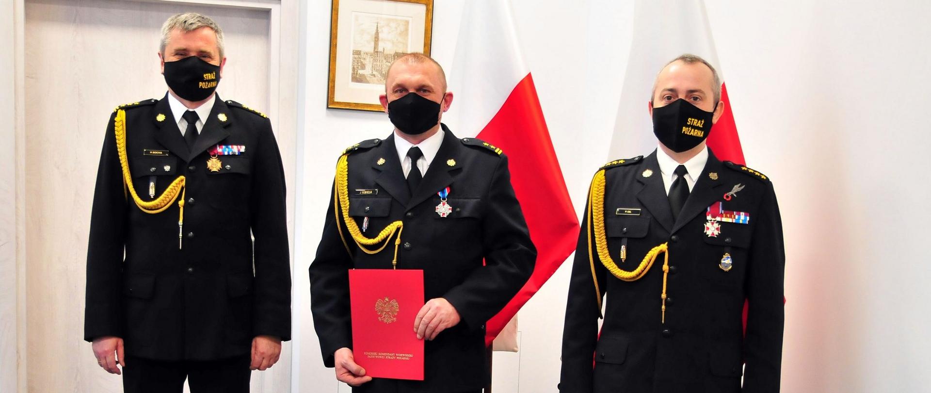 Pamiątkowe zdjęcie bryg. Kobieli w towarzystwie st . bryg. Piotra Sochy, Pomorskiego Komendanta Wojewódzkiego i st. kpt. Pawła Gila, Komendanta Powiatowego PSP w Kartuzach