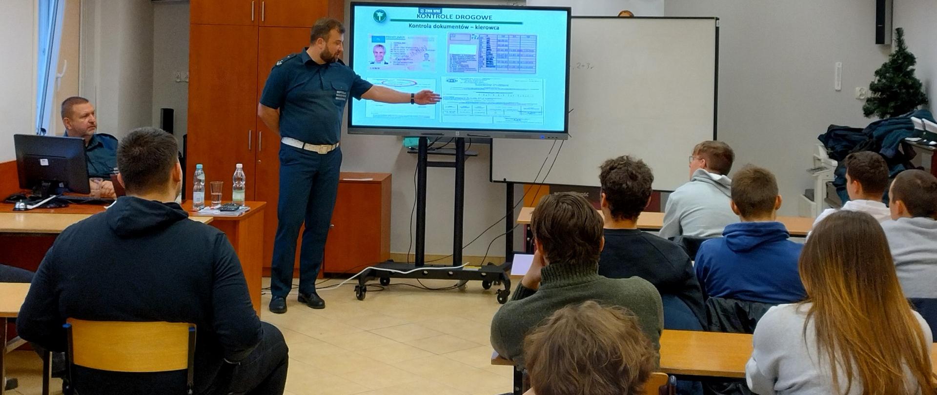Podczas wykładu uczniowie zapoznali się z niektórymi przepisami ustawy o transporcie drogowym