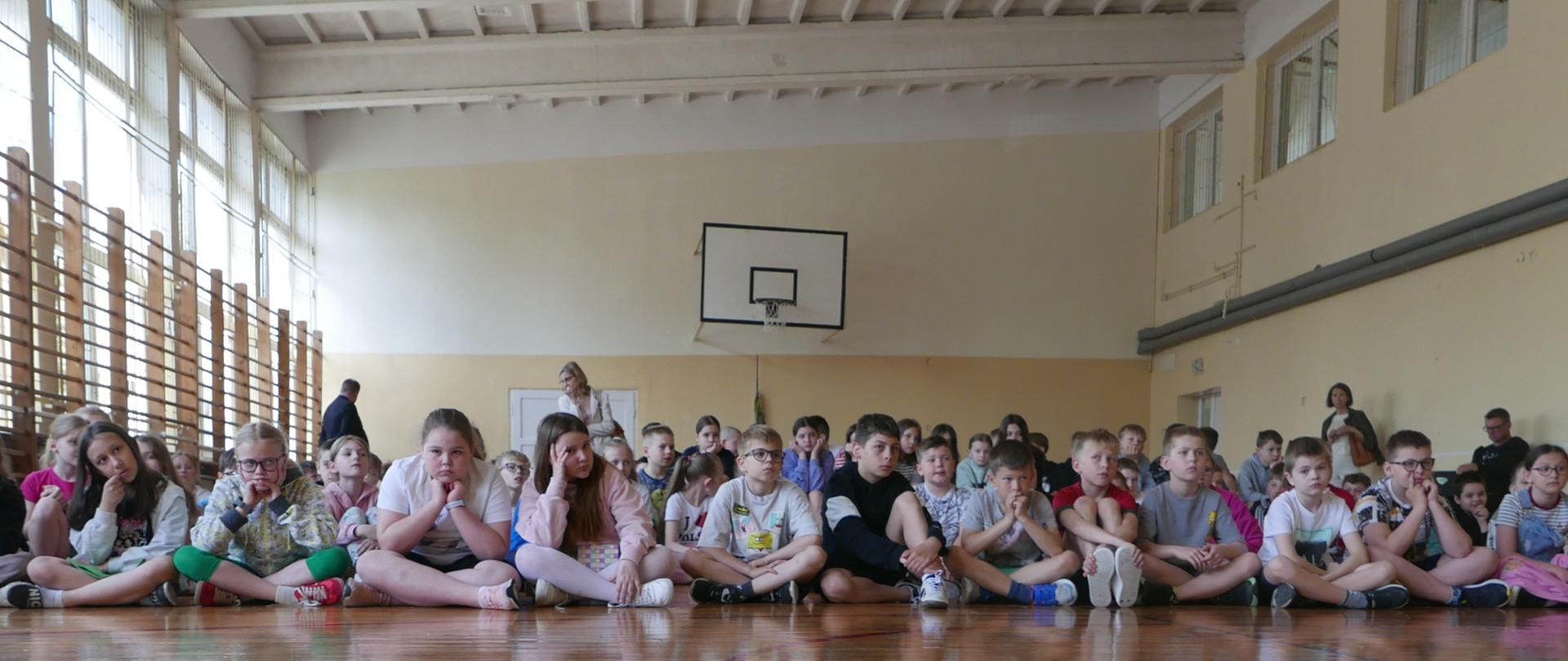 Młodzież szkolna słucha jak grają koleżanki i koledzy z muzycznej
