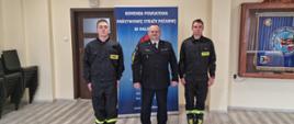 Fotografia przedstawia nowo przyjętych strażaków wraz z p.o. komendanta PSP w Malborku.