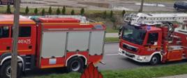 Na zdjęciu widoczne samochody ratowniczo-gaśnicze