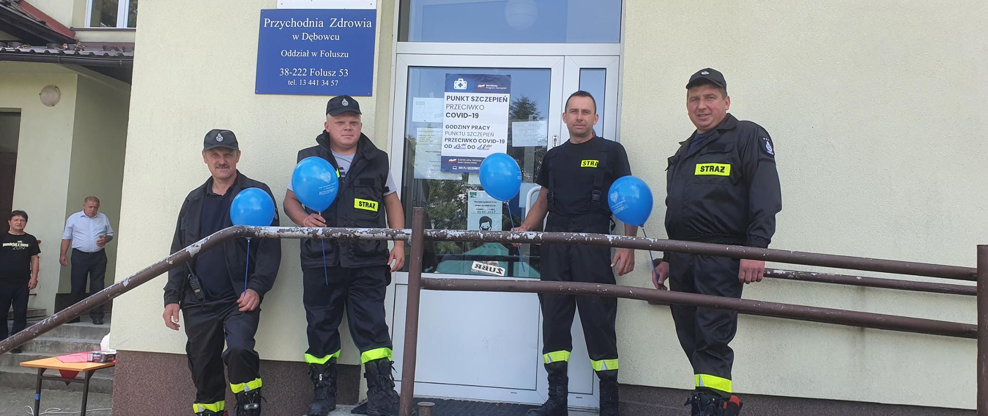 na zdjęciu druhowie z Cieklina promują akcję 