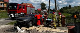 Samochody osobowe uczestniczące w wypadku oraz służby ratownicze likwidujące skutki zdarzenia.