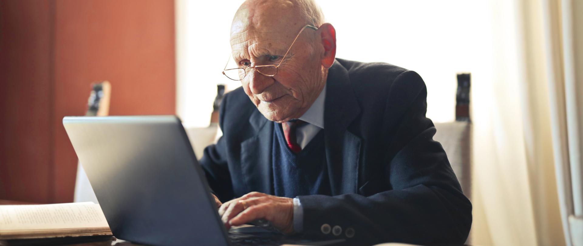 Senior przy komputerze 
