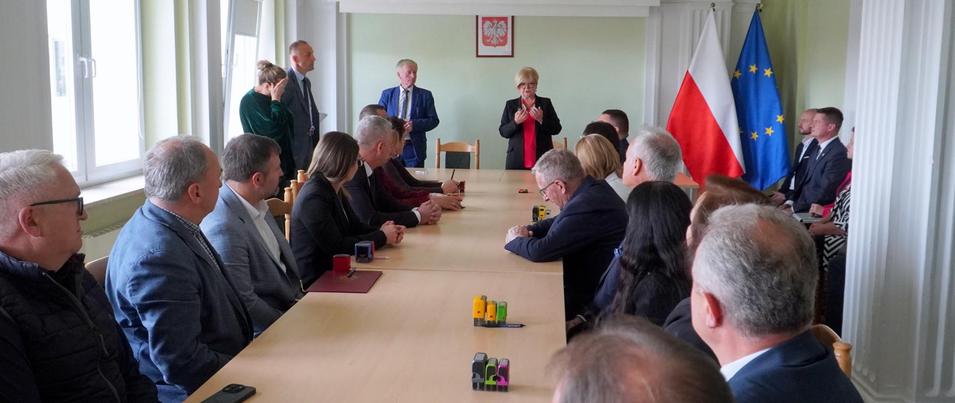 Zdjęcie przedstawia uczestników spotkania w urzędzie wojewódzkim