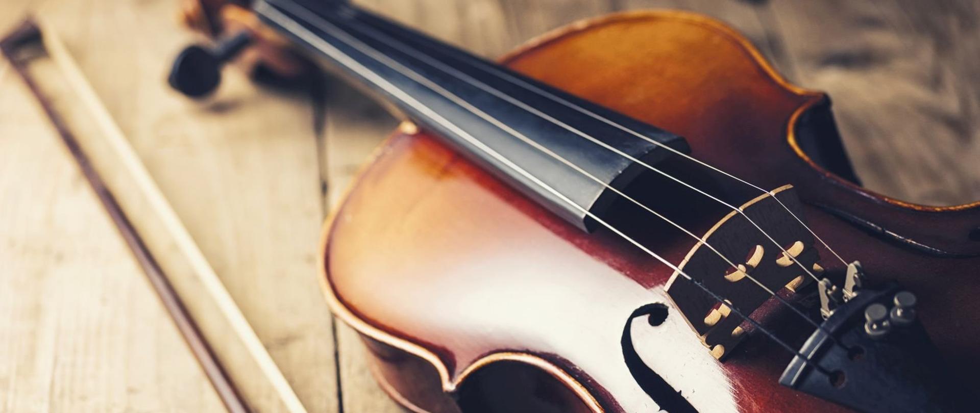 Zdjęcie na którym widać fragment skrzypiec i smyczek