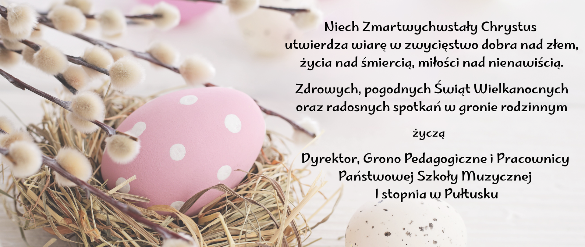 Z lewej strony zdjęcie przedstawiające pisankę wielkanocną w różowym kolorze i bazie. Po prawej stronie życzenia wielkanocne. 