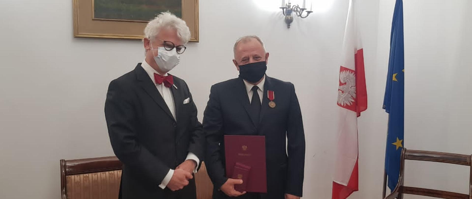 W dniu 10.11.2020 r. w ambasadzie dokonano uroczystego wręczenia odznaki honorowej „Bene Merito” wybitnemu tłumaczowi literatury polskiej, Panu Astritowi Beqiraj’owi 