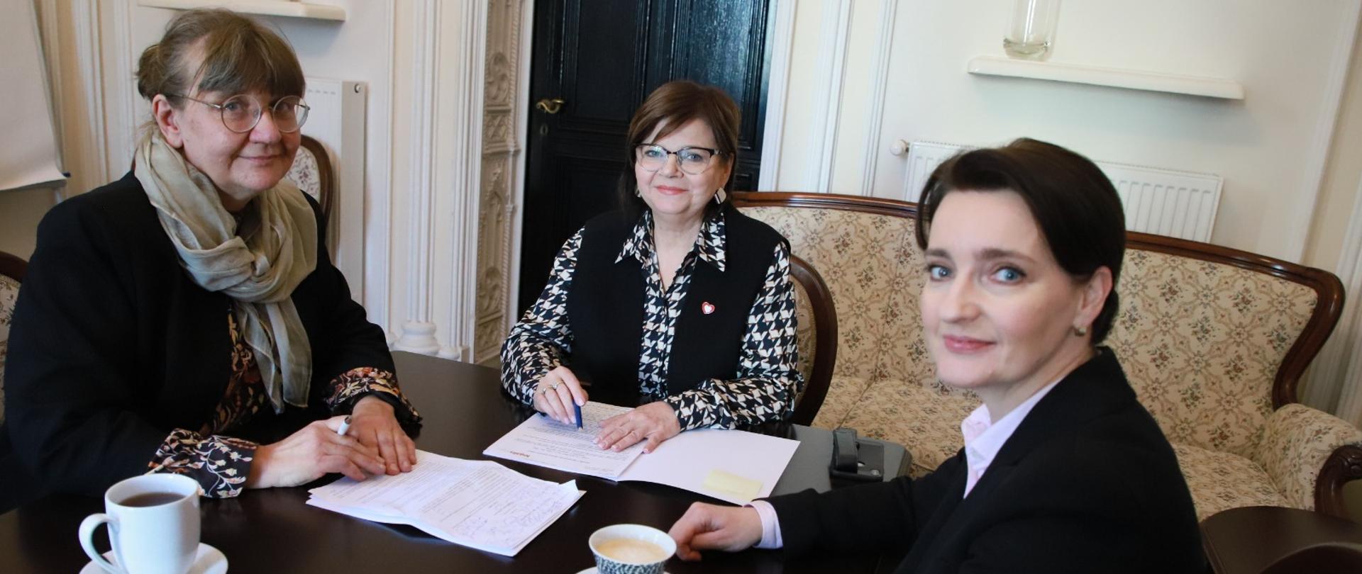 Na zdjęciu Minister Zdrowia Izabela Leszczyna, Minister ds. Polityki Senioralnej Marzena Okła-Drewnowicz oraz prof. dr hab. Katarzyna Wieczorkowska-Tobis, Przewodnicząca Zarządu Polskiego Towarzystwa Gerontologicznego.