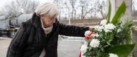 Wojewoda Dorota Ryl składa kwiaty w imieniu premiera Donalda Tuska na Stacji Radegast w Łodzi.