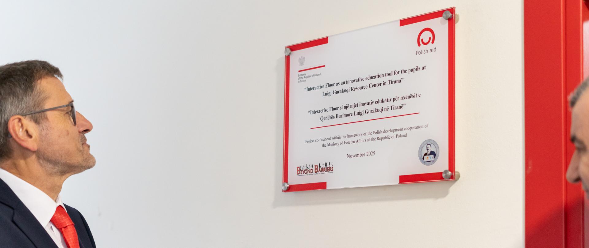 Charge d’affaires Ambasady RP w Tiranie p. Wojciech Unolt podczas przekazania sprzętu dyrektorowi szkoły