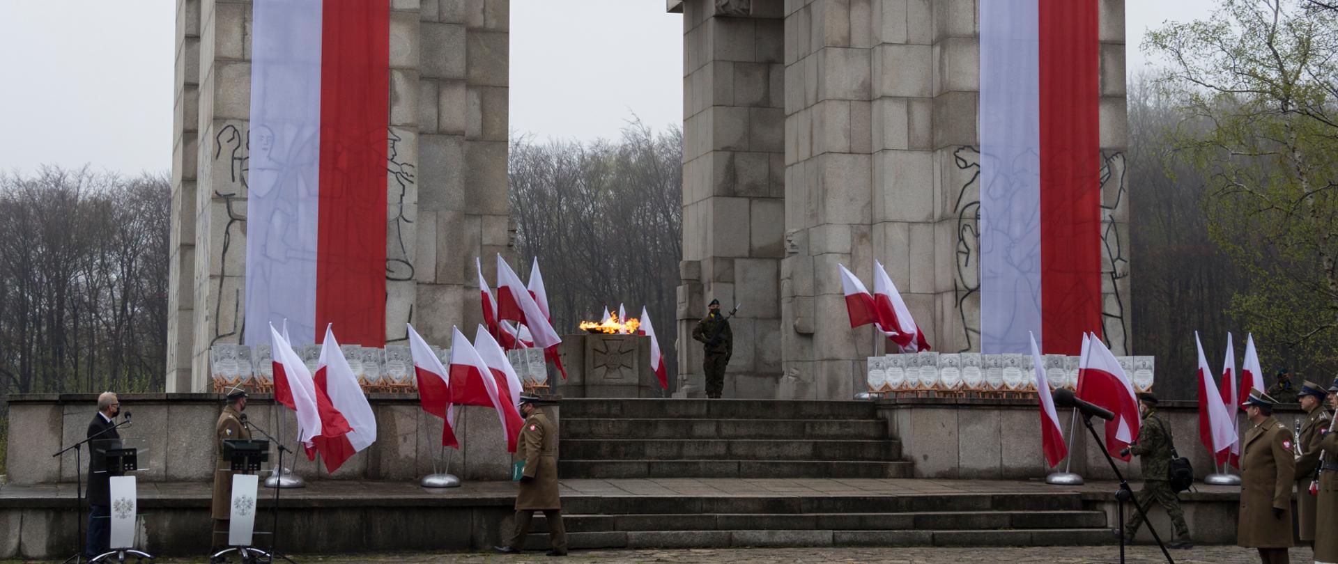 Zdjęcie przedstawia Pomnik Czynu Powstańczego na Górze Świętej Anny podczas uroczystości z okazji setnej rocznicy wybuchu III Powstania Śląskiego. Pomnik przystrojony w barwy narodowe oraz Flagi Rzeczypospolitej Polskiej.