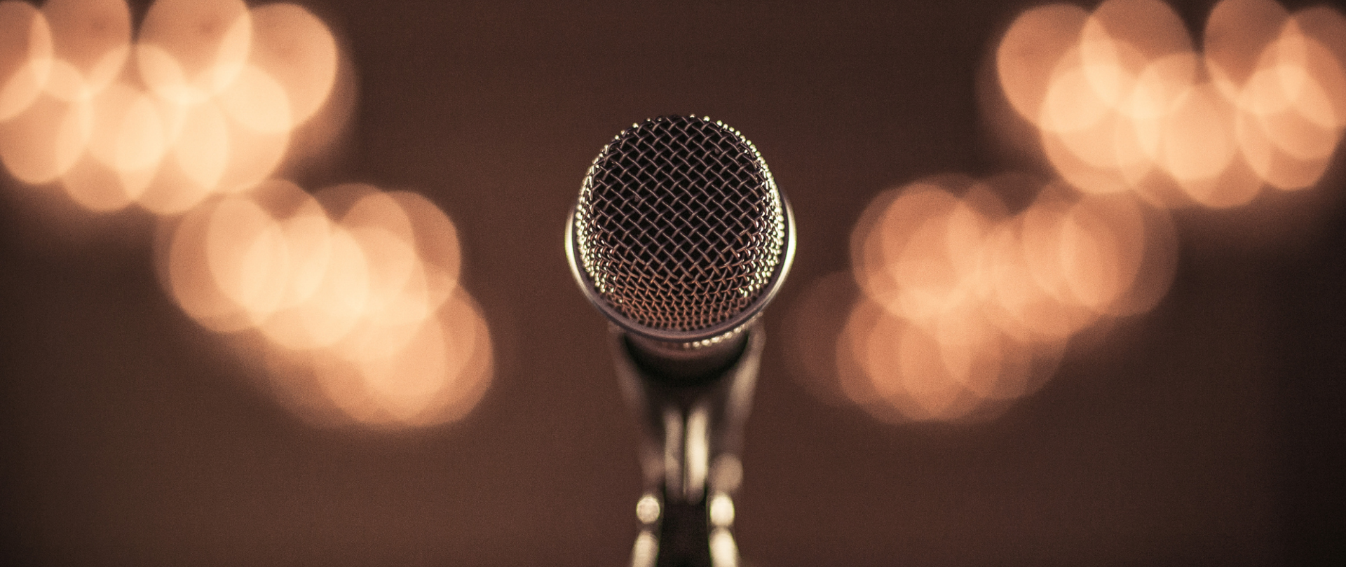 zdjęcie przedniej części mikrofonu w zbliżeniu