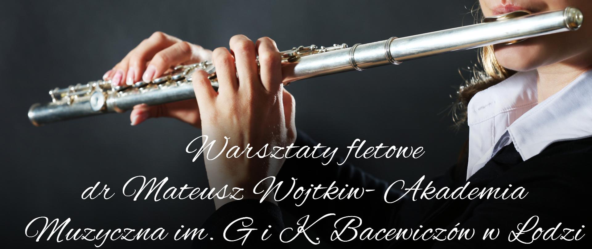 Plakat wykonany na czarnym tle przedstawia uczennicę/dziewczynę grającą na flecie poprzecznym. Dziewczyna ubrana jest w czarny sweterek. Widoczny jest biały kołnierzyk.